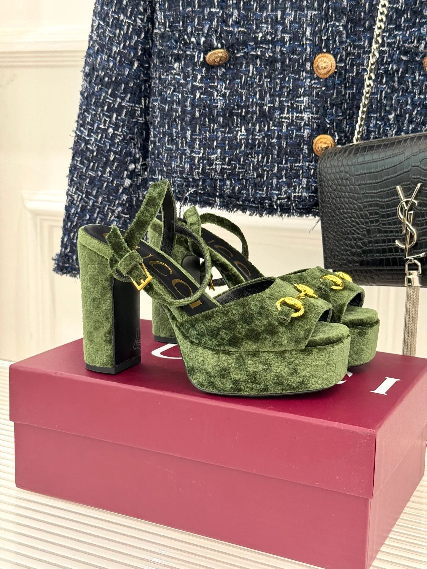 👟👟Ex-factory price 660👟👟 Gucci/Gucci classic horsebit pointed velvet square toe waterproof platform high-heeled sandals When the classic horsebit meets velvet texture, these sandals have become synonymous with elegance and individuality. The square toe design breaks the sharpness of the pointed toe and adds a bit of retro laziness. The delicate velvet upper feels luxurious and shows a high-end texture with the flow of light and shadow. Every step brings a gentle aura. The iconic metal horsebit embellishes the shoe body, instantly awakening brand recognition and cleverly blending retro style with modern fashion. The golden ratio of waterproof platforms and high heels not only lengthens the leg lines but also reduces walking pressure, allowing elegance without compromising comfort. Whether worn with a gorgeous dress to attend a dinner party or paired with retro jeans for a daily look, it can easily hold the spotlight and become the finishing touch in the look, highlighting unique taste and extraordinary style. The fabric is made of original customized velvet and the inner pads are all sheepskin. Heel height: 10.8 Water platform: 3.3 Italian imported genuine leather outsole size: 35-39 (40/41/42 customized)